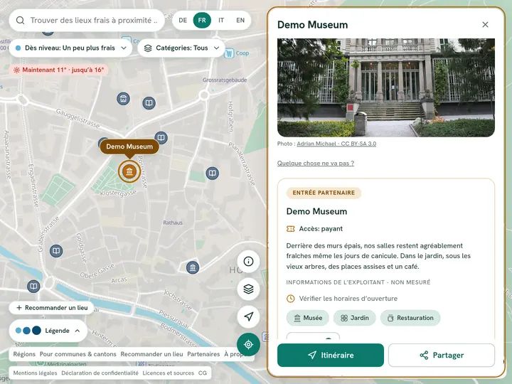 Carte avec le panneau du lieu ouvert sur une entrée partenaire: identification, accès, texte de l’exploitant et équipements