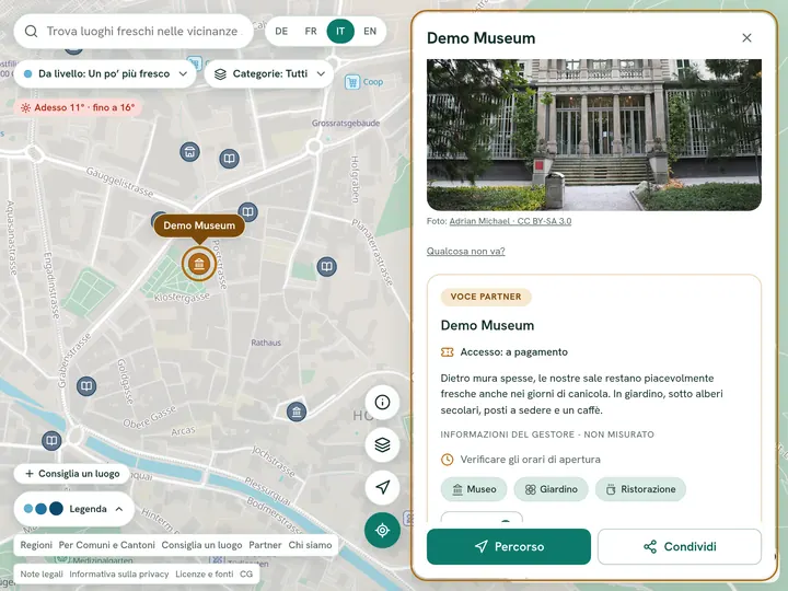 Mappa con il pannello del luogo aperto su una voce partner: contrassegno, accesso, testo del gestore e dotazioni