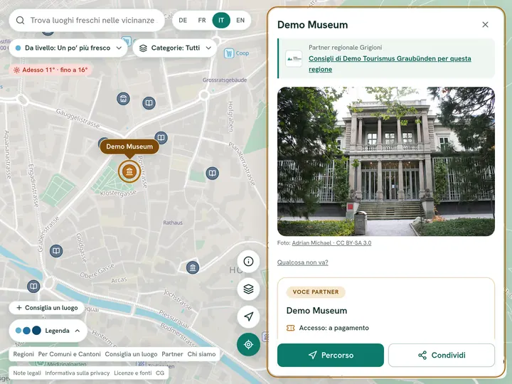 Mappa con il pannello del luogo aperto: sotto il titolo la riga del partner regionale con logo e link, sotto la foto del luogo