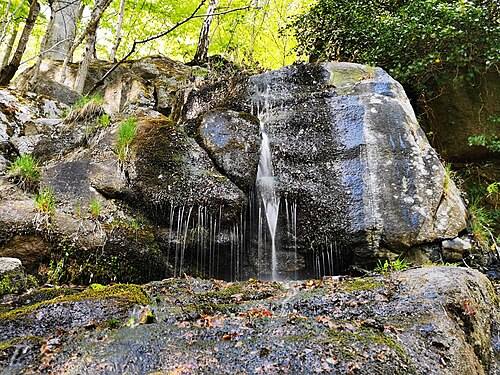 Fallender Bach Wasserfall