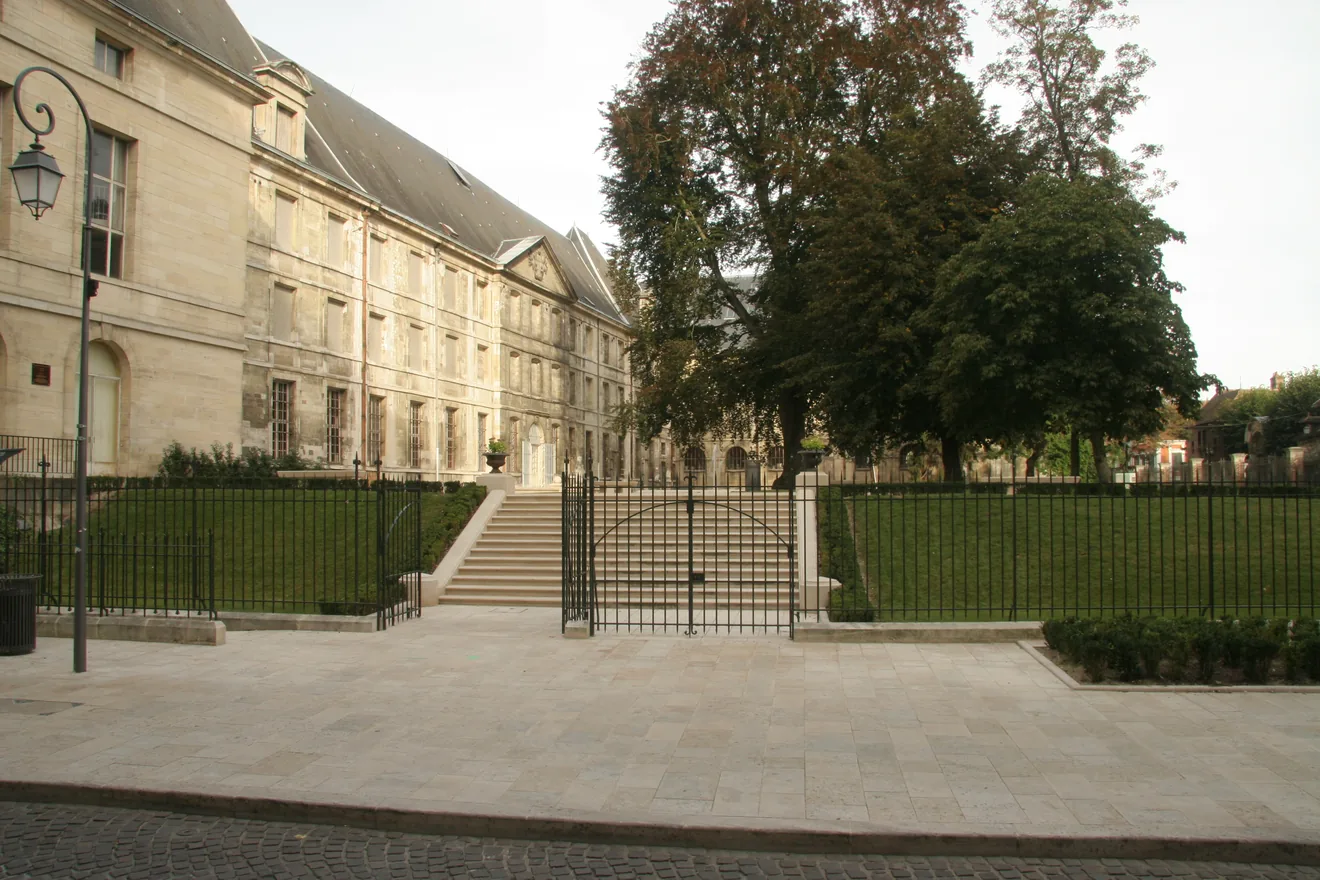 Musée Saint-Loup (ancienne Abbaye Saint-Loup)